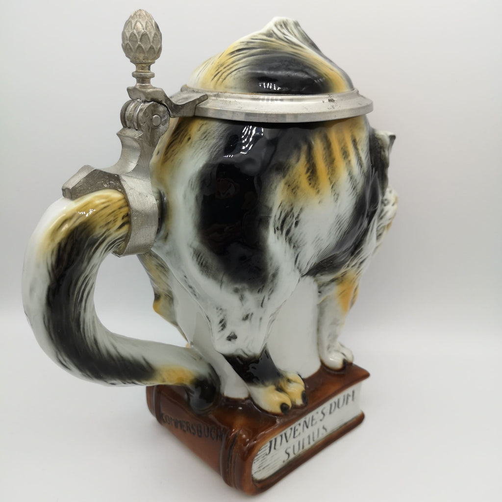 Porzellan-Bierkrug in Form einer buckelnden Katze