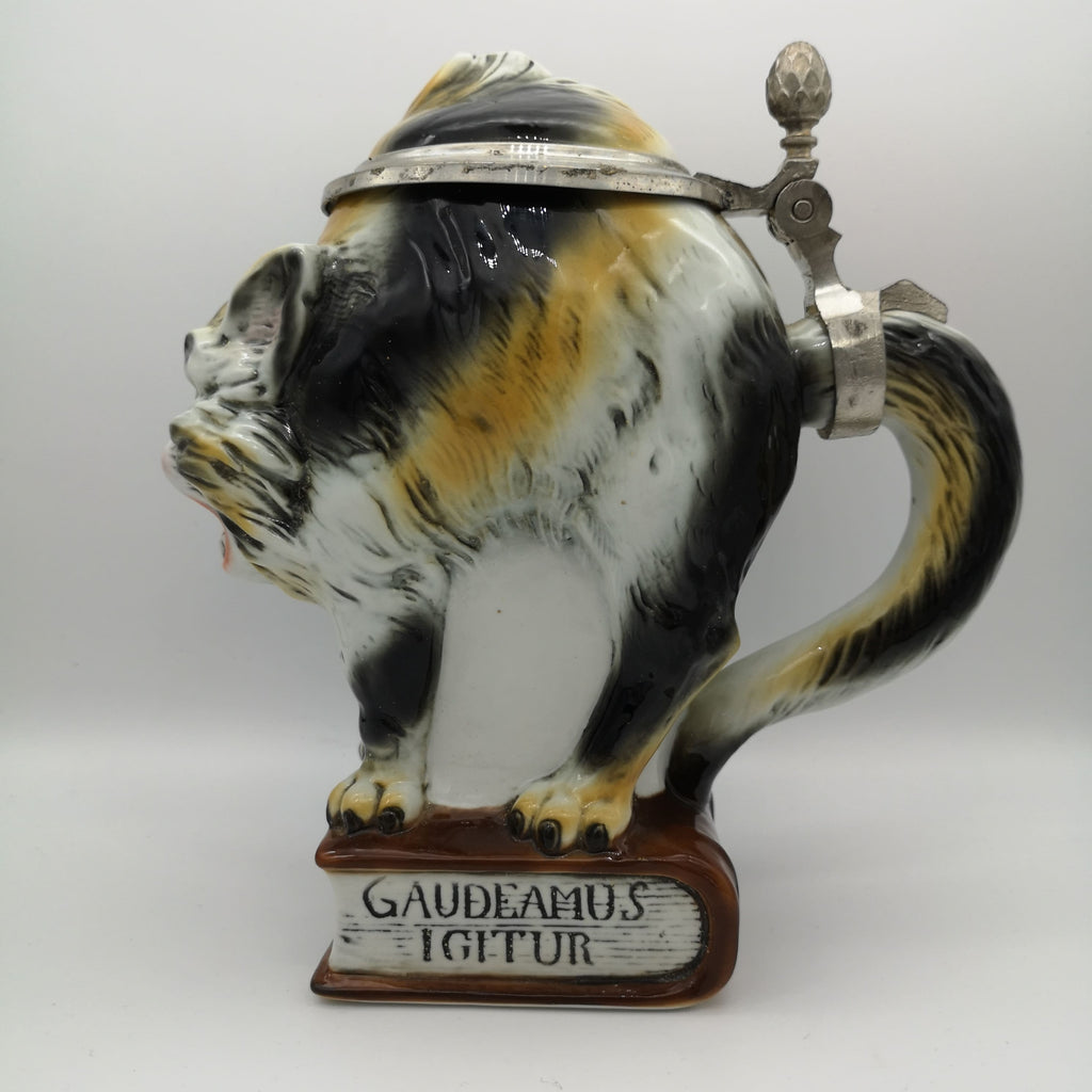 Porzellan-Bierkrug in Form einer buckelnden Katze