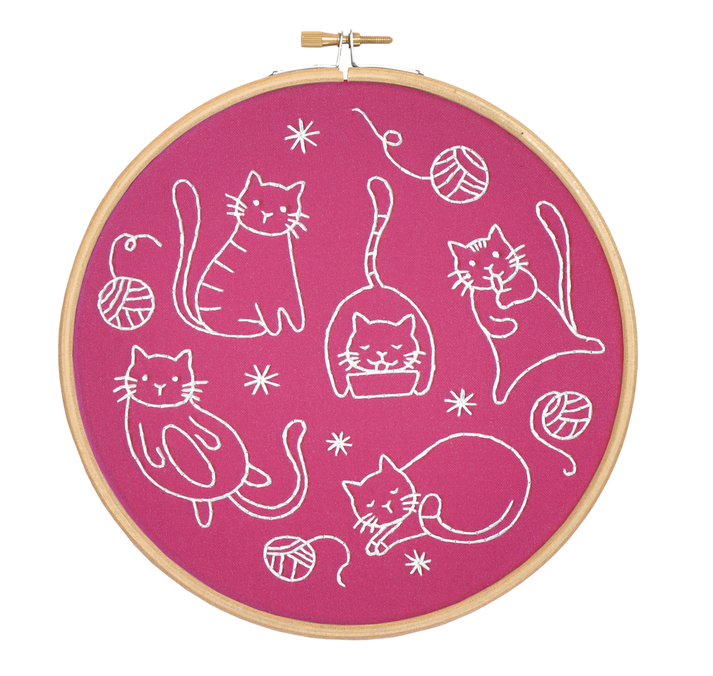 Stickreifen mit einer rosanen Stickerei und mit Katzen
