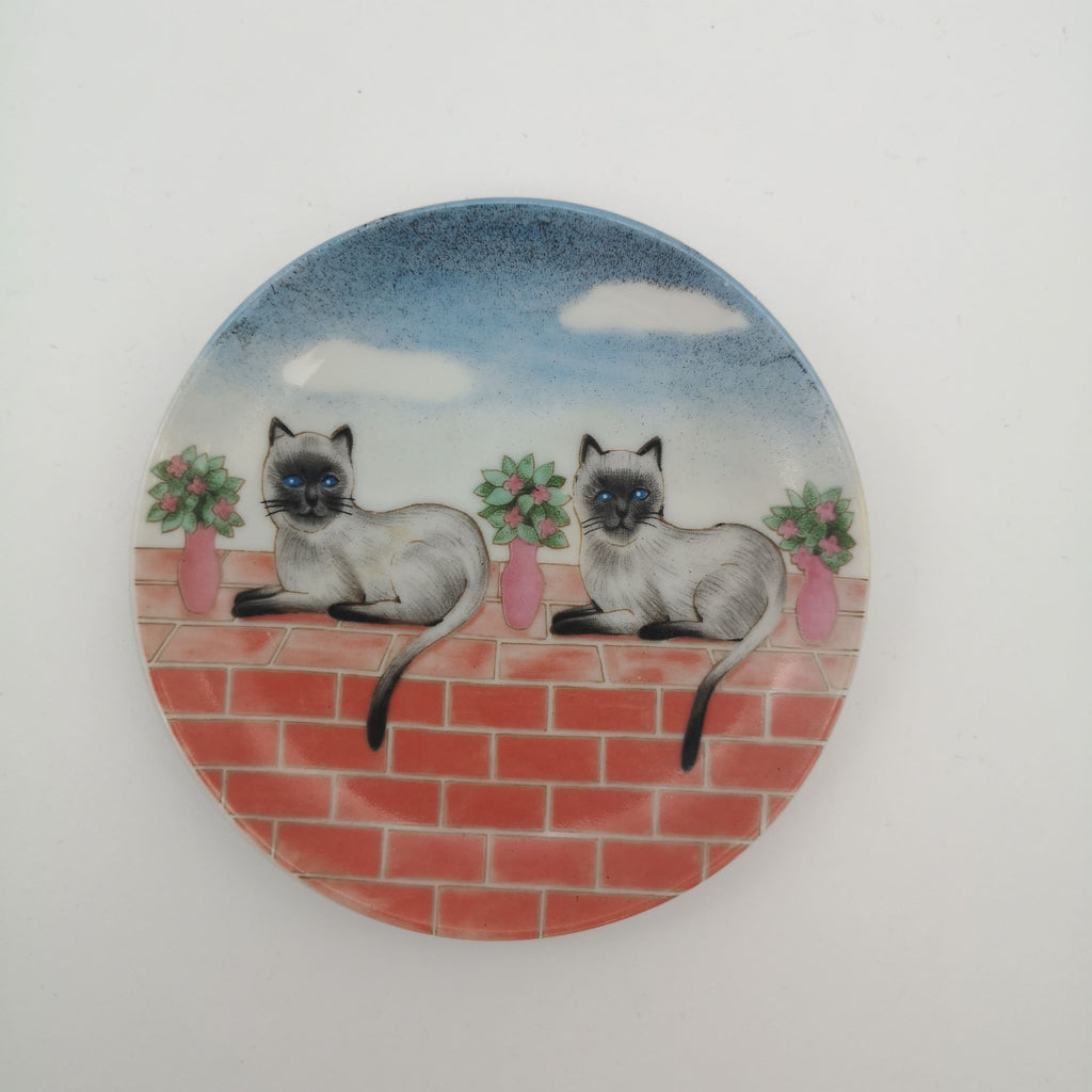 Dekoteller mit Motiv von zwei Siamkatzen, die auf einer Mauer sitzen
