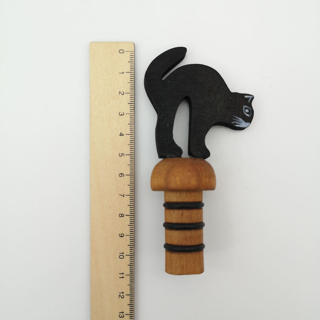 Hölzerner Flaschenstöpsel mit einer schwarzen Katzenfigur aus Holz