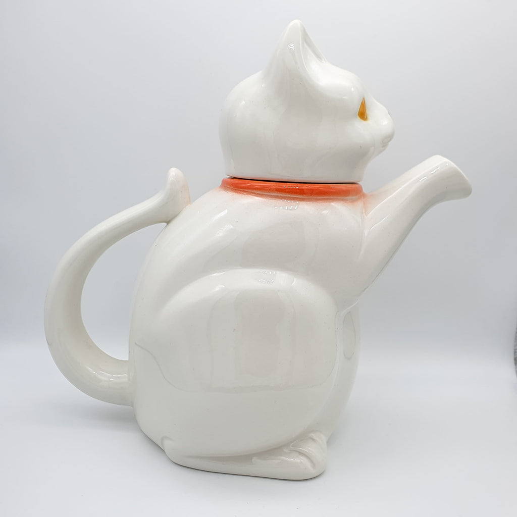 Weiße Kaffee- oder Teekanne in Form einer Katze