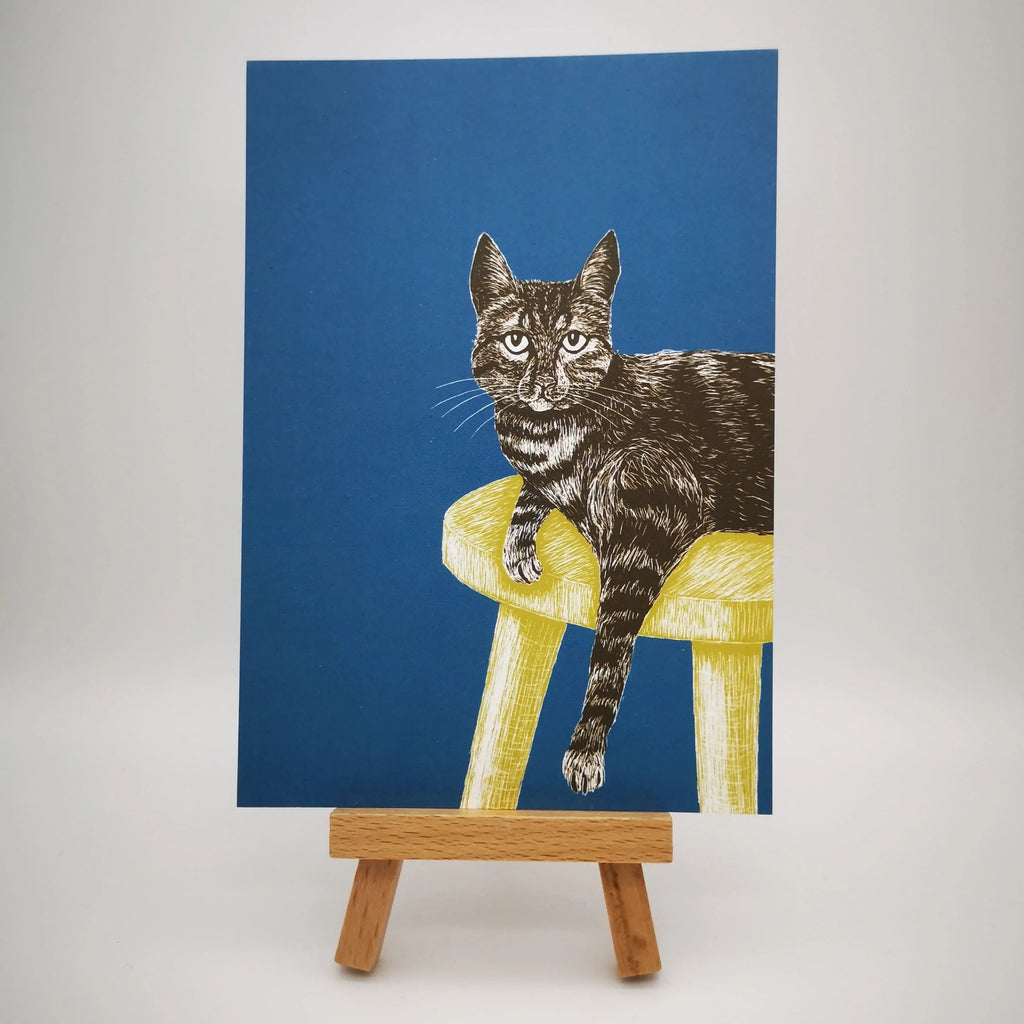 Illustrierte Postkarte "Katze auf Hocker" auf Naturpapier Sir Mittens