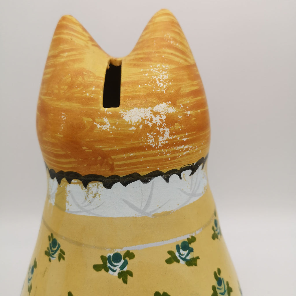 Spardose in Form einer Katze im Blumenkleid aus Keramik