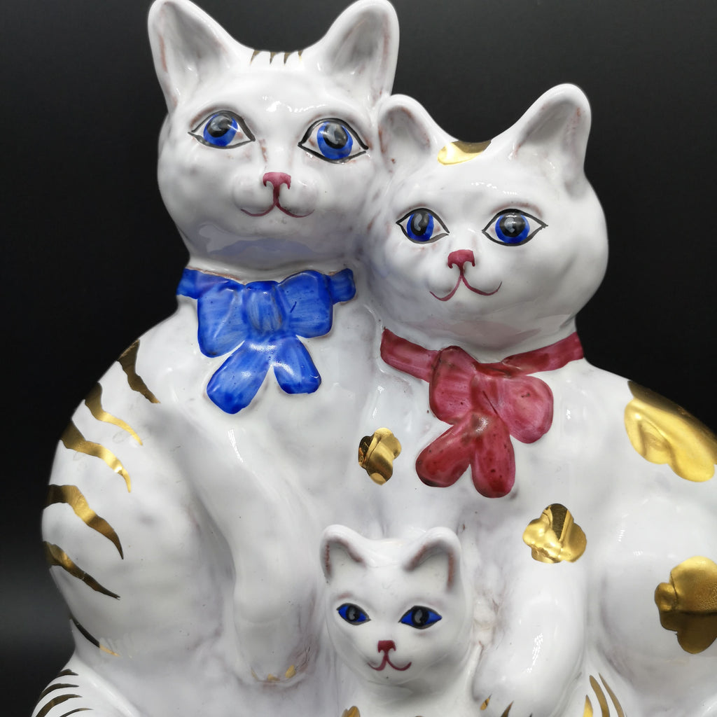 Keramik einer Katzenfamilie