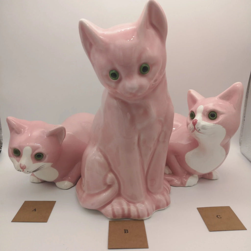 3 Katzenfiguren aus rosa Porzellan
