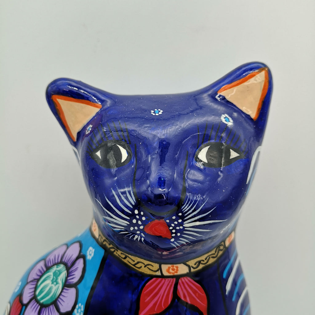 Blau-bunt bemalte Spardose in Form einer Katzenfigur