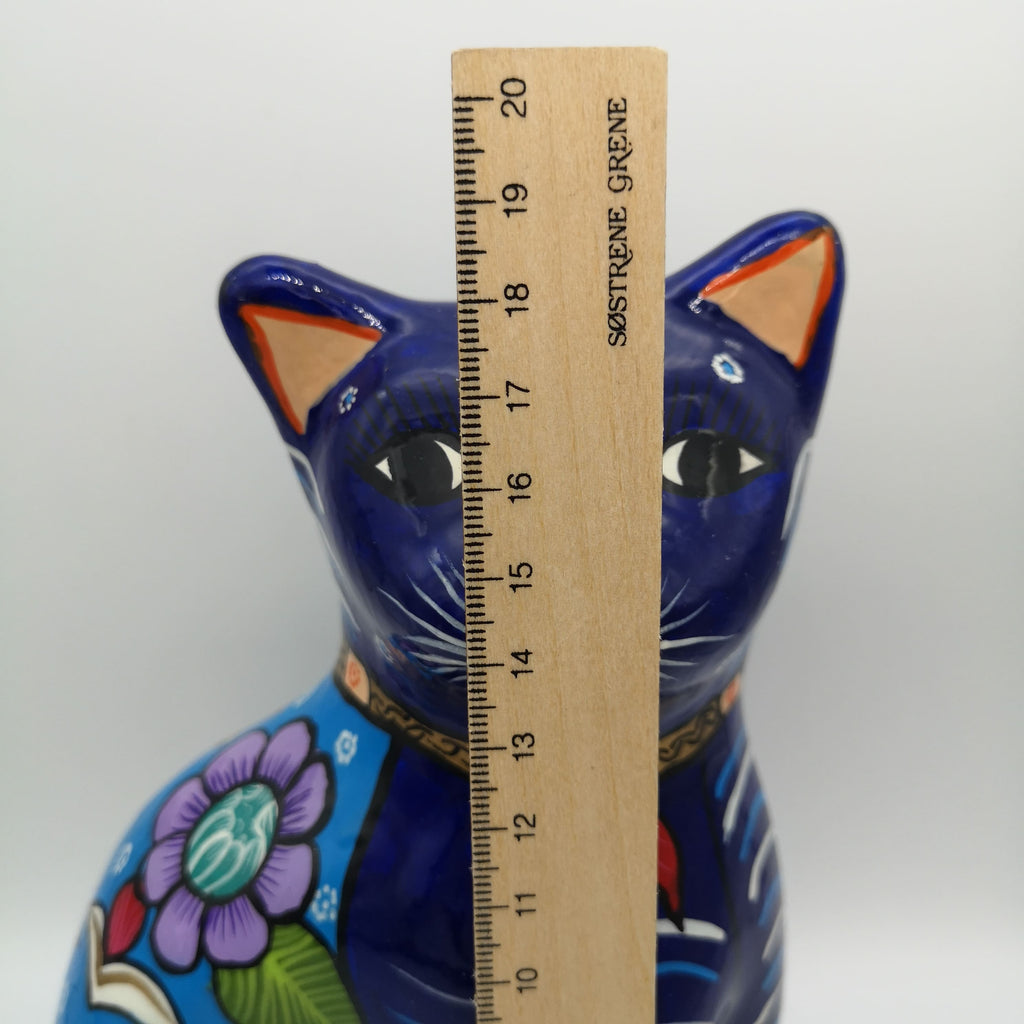 Blau-bunt bemalte Spardose in Form einer Katzenfigur mit Lineal