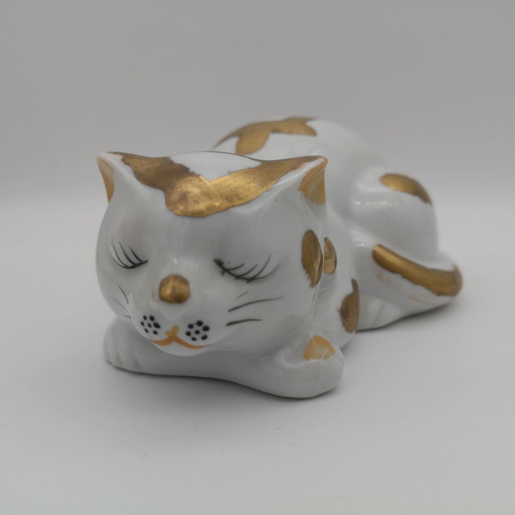 Porzellan-Katzenfigur mit goldener Farbe