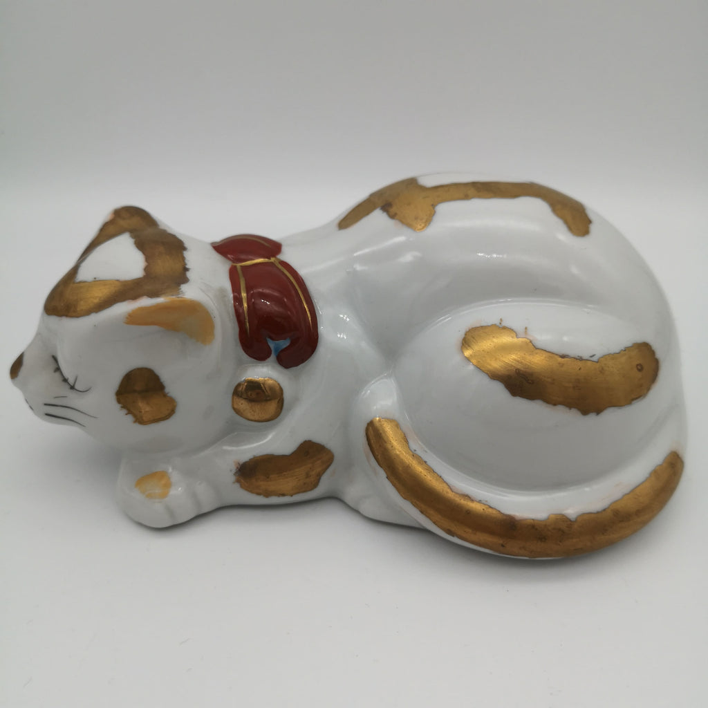 Porzellan-Katzenfigur mit goldener Farbe und roter Schleife