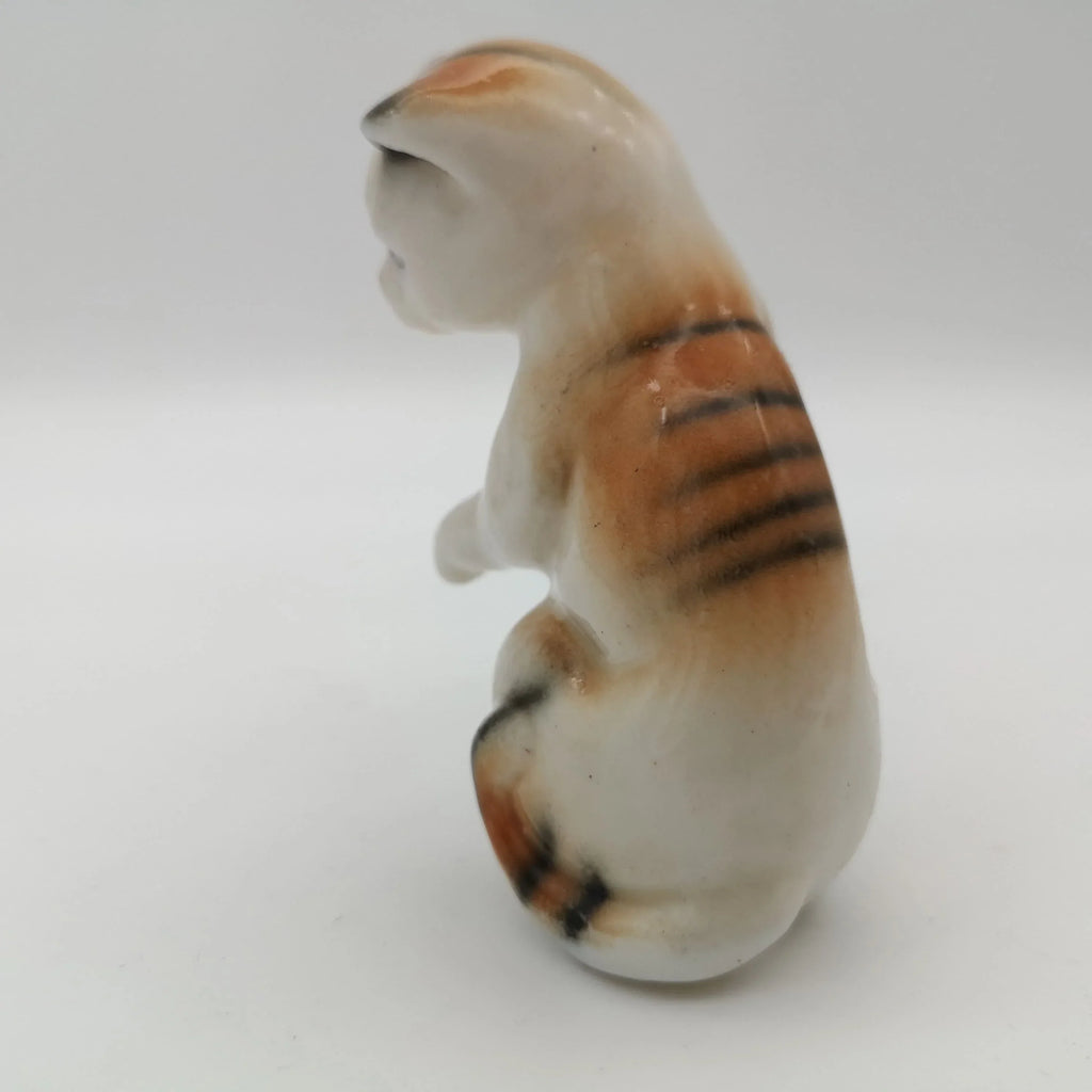 Porzellan-Katzenfigur