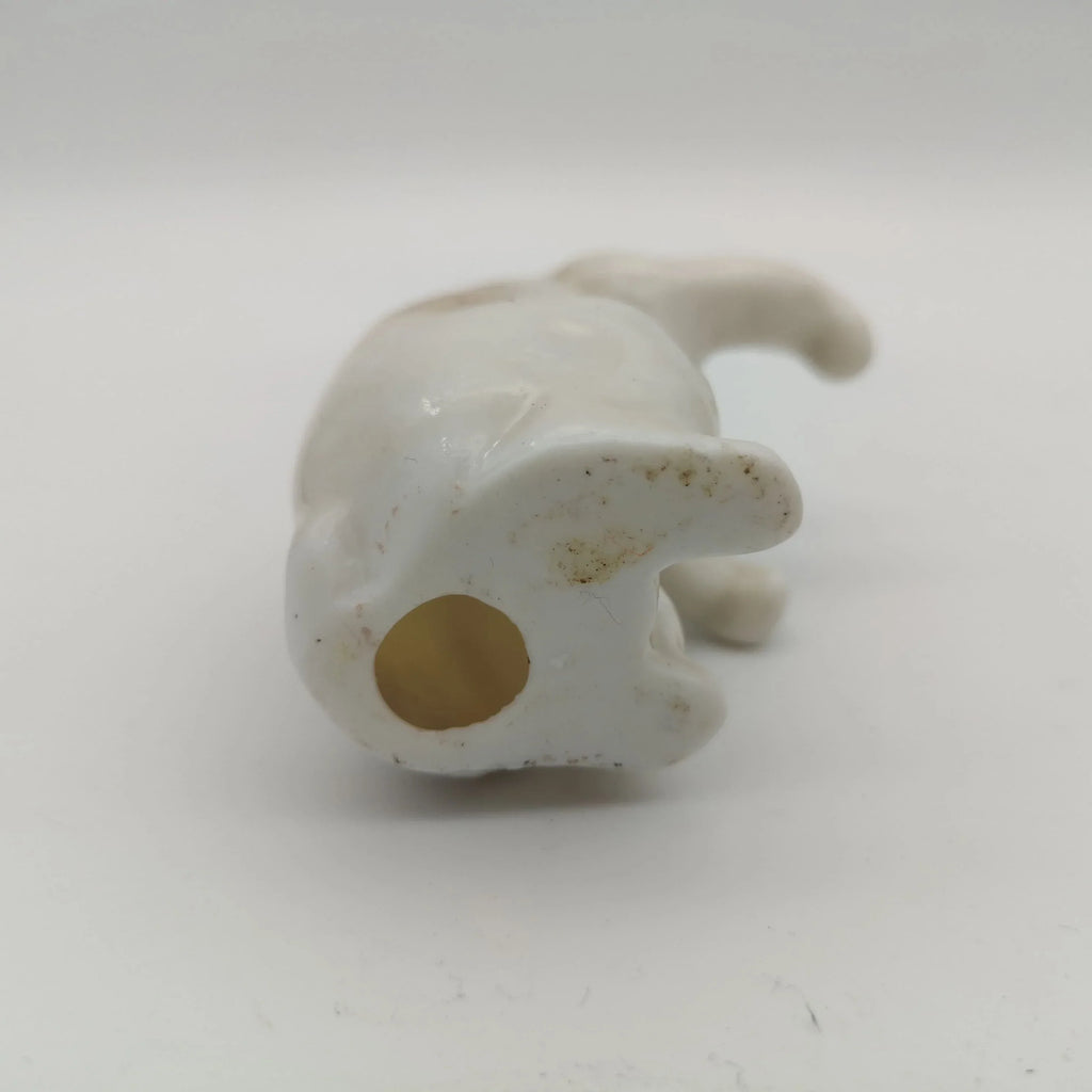 Unterseite einer Porzellan-Katzenfigur