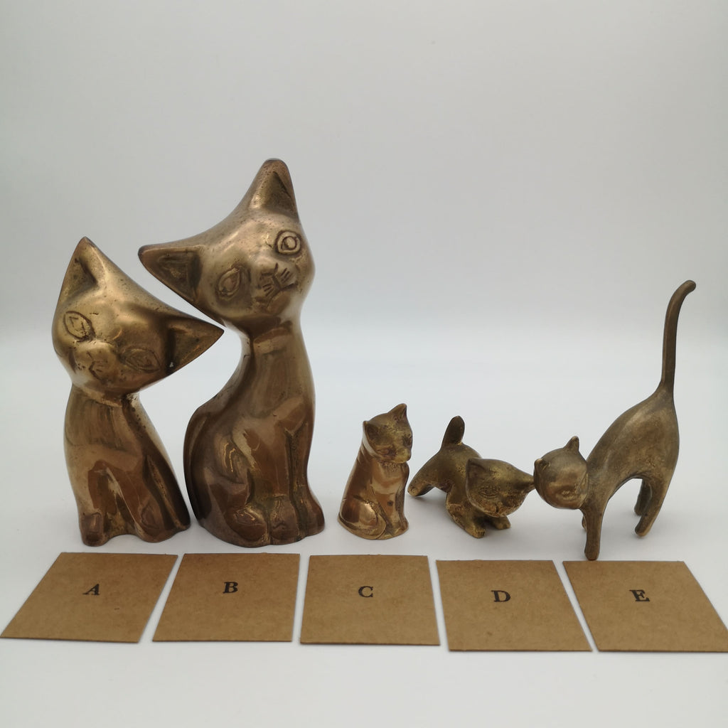 Messingfiguren in Form von Katzen