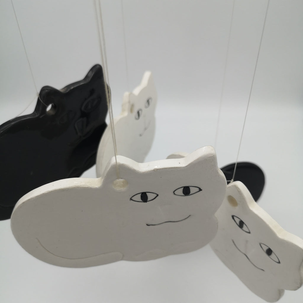 Mobile aus Keramik mit schwarzen und weißen Katzen