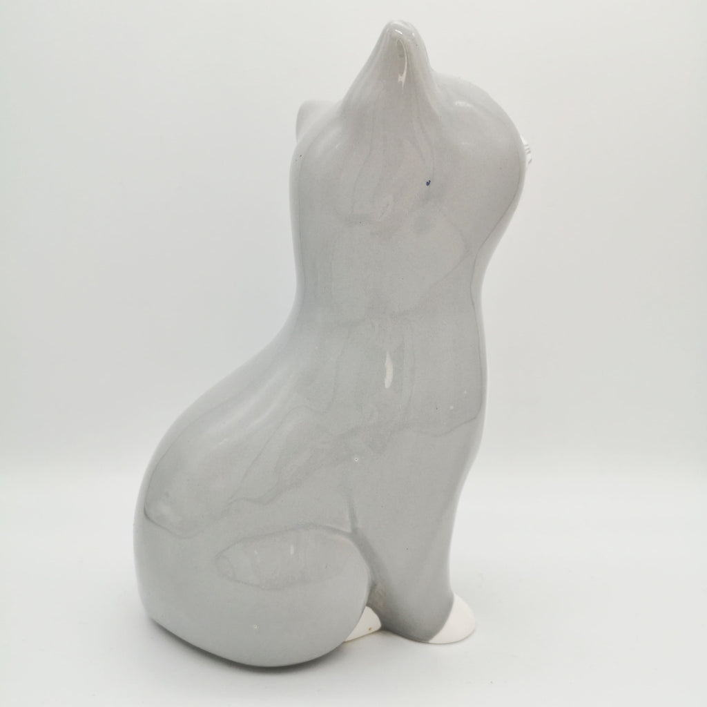 Sitzende weiß-graue Keramik-Katze