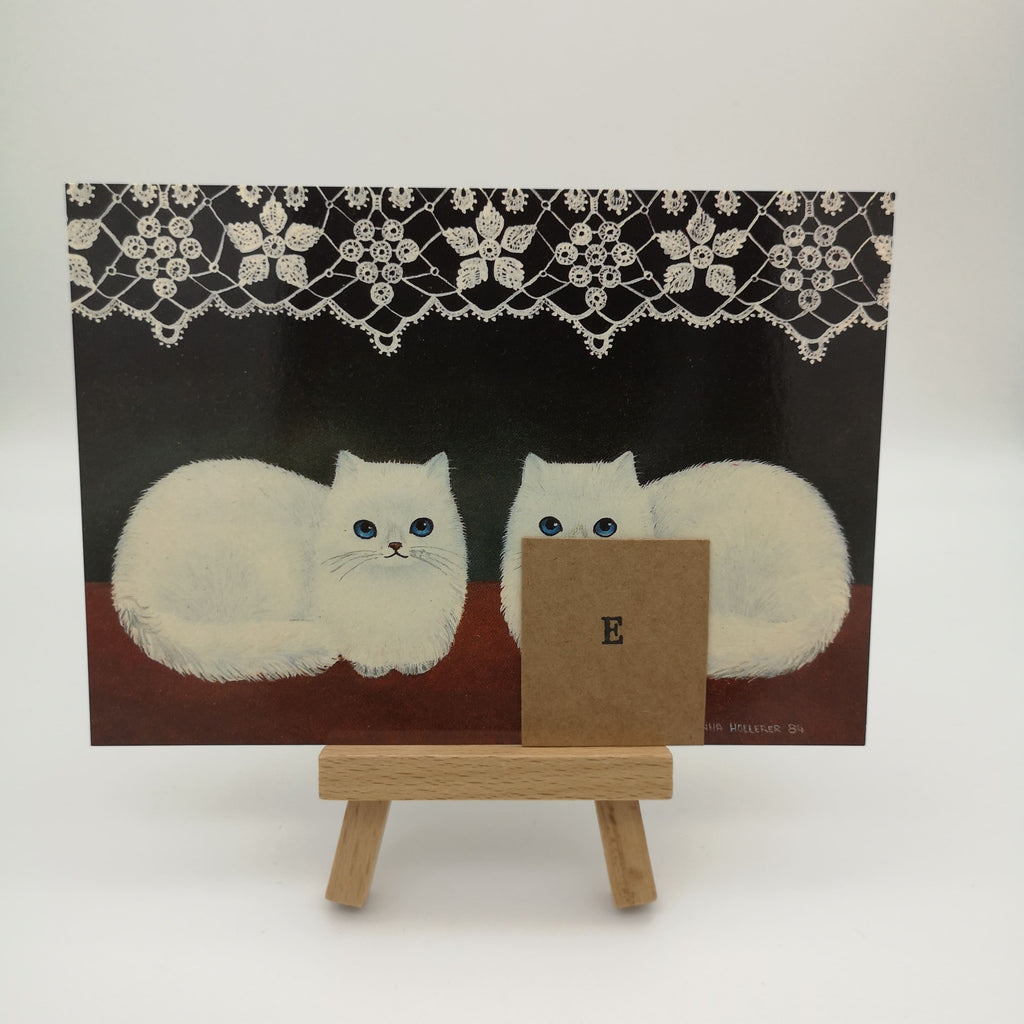 Postkarte mit zwei weißen sitzenden Katzen