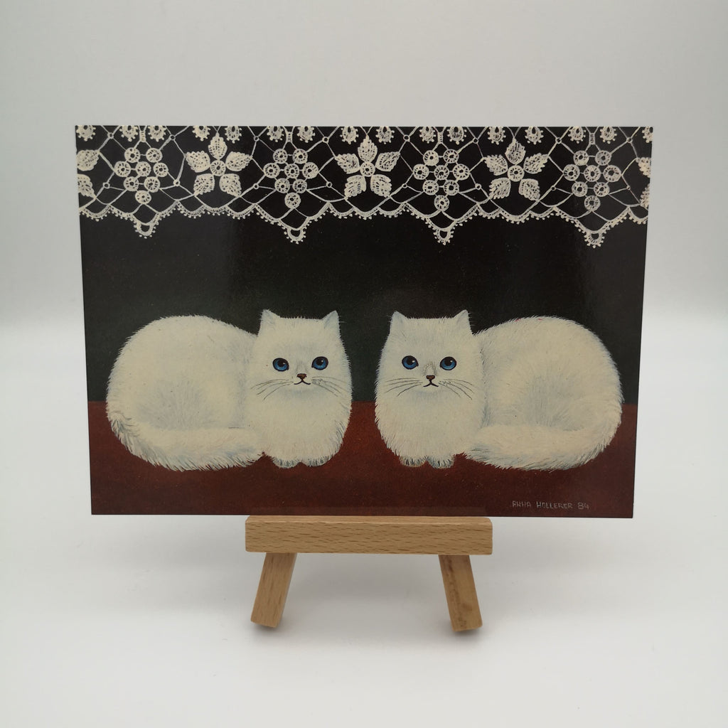 Postkarte mit zwei weißen sitzenden Katzen