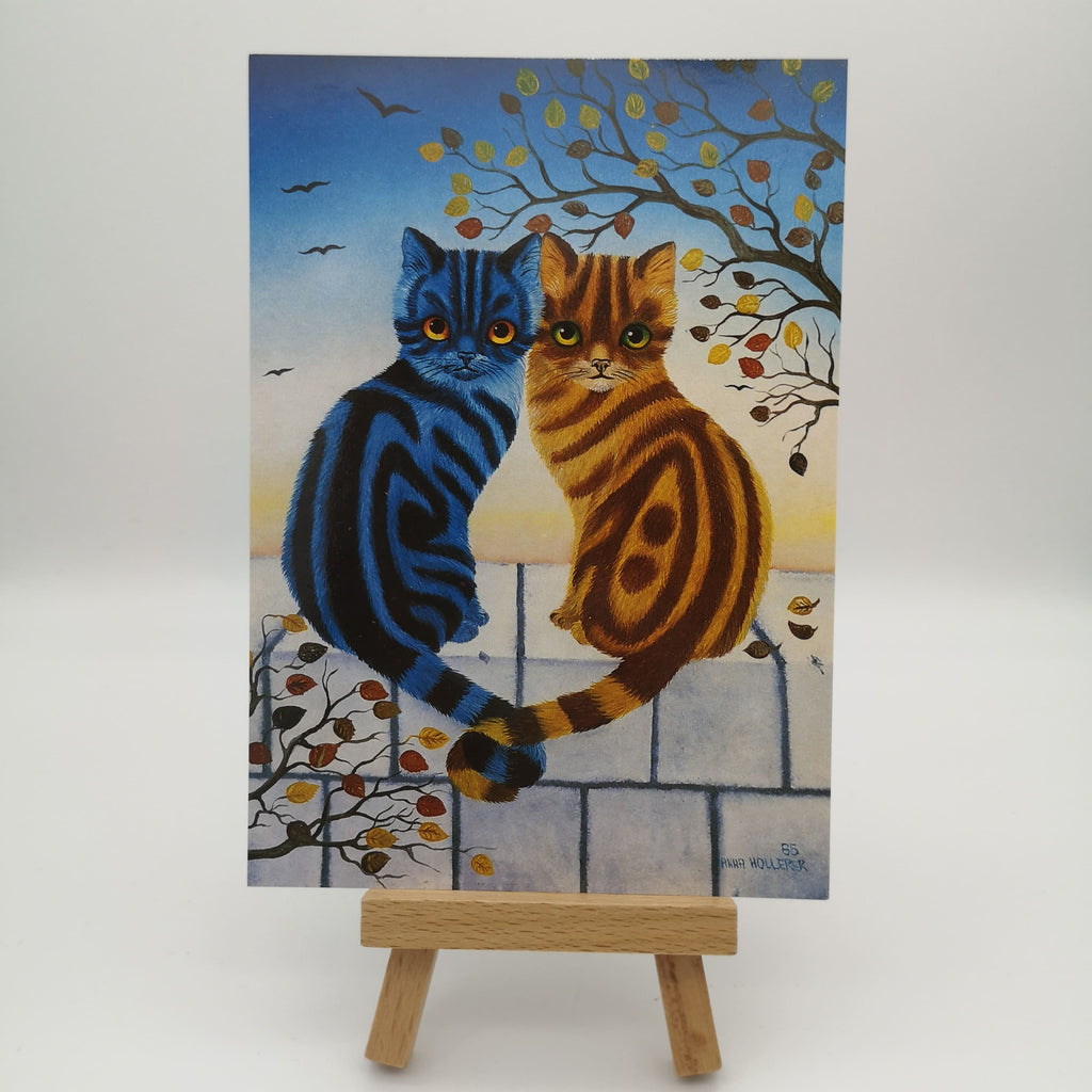 Herbstliche Postkarte mit zwei Katzen auf der Mauer