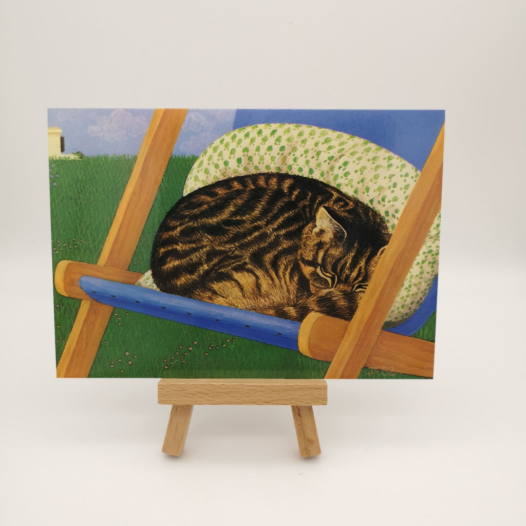 Postkarte mit einer eingerollten Katze auf einem Stuhl