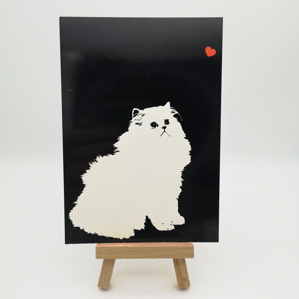 Schwarz-weiße Postkarte mit einer Katze und einem roten Herzen