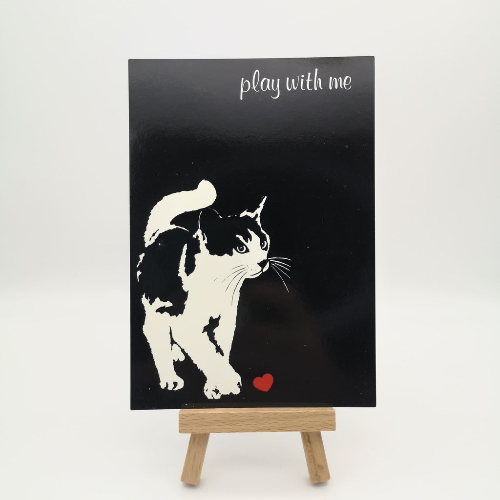 Schwarz-weiße Postkarte mit einer Katze und der Aufschrift Play with me