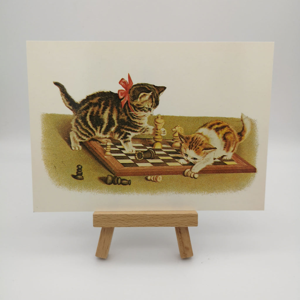 Vintage-Postkarte mit zwei Katzen, die Schach spielen