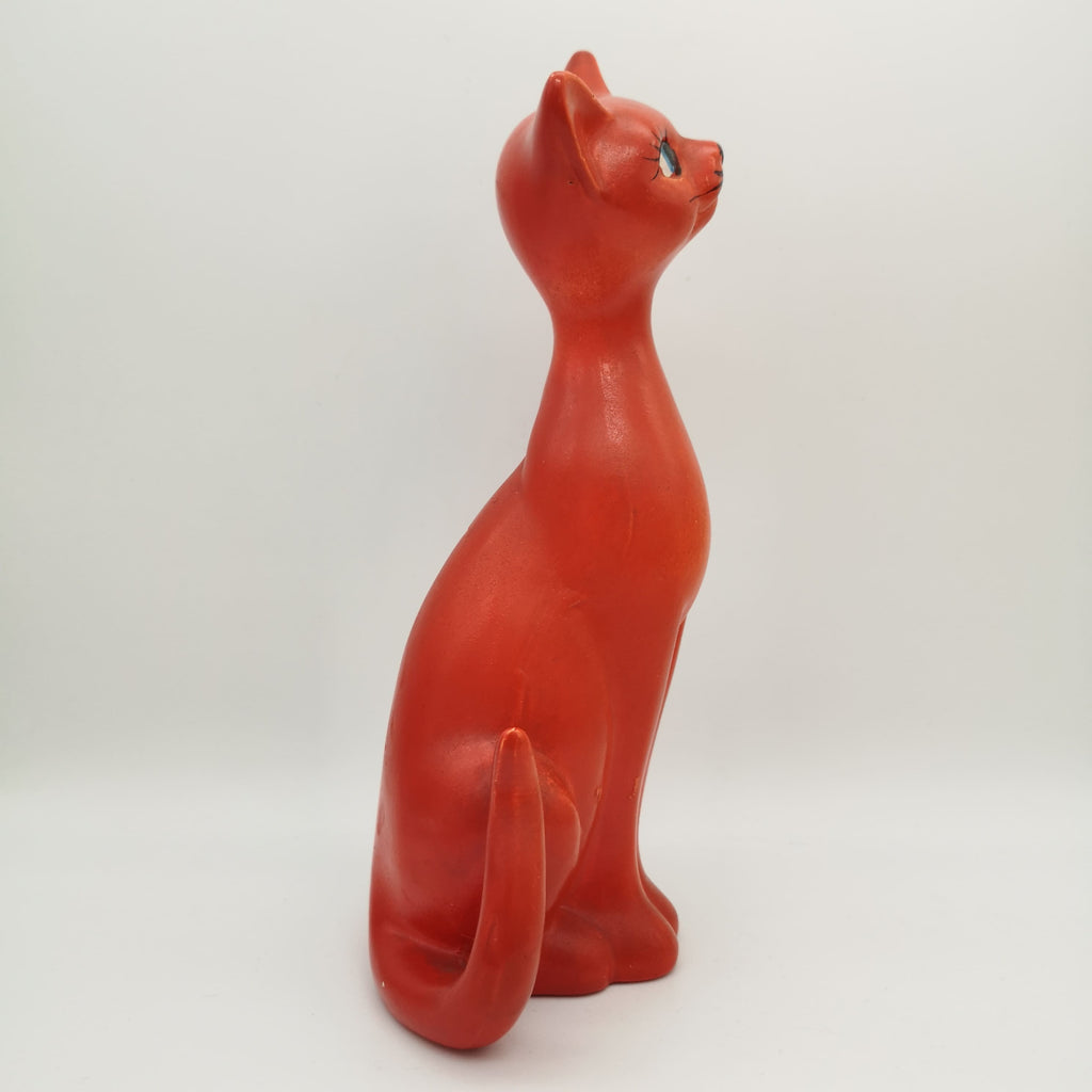 Rote Figur aus Keramik in Form einer schlanken sitzenden Katze