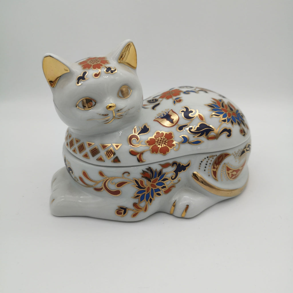 Porzellandose in Form einer Katze mit goldenen, blauen und roten Verzierungen