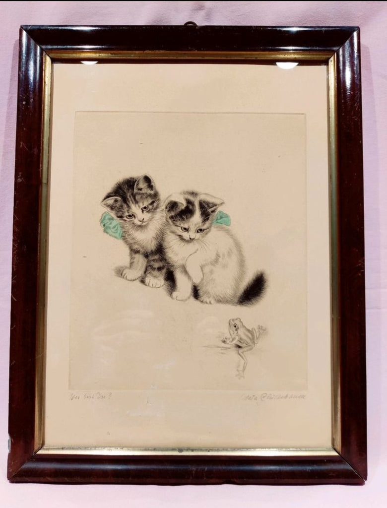 Gerahmtes Bild zweier Katzen mit Schleife, die einen Frosch anschauen