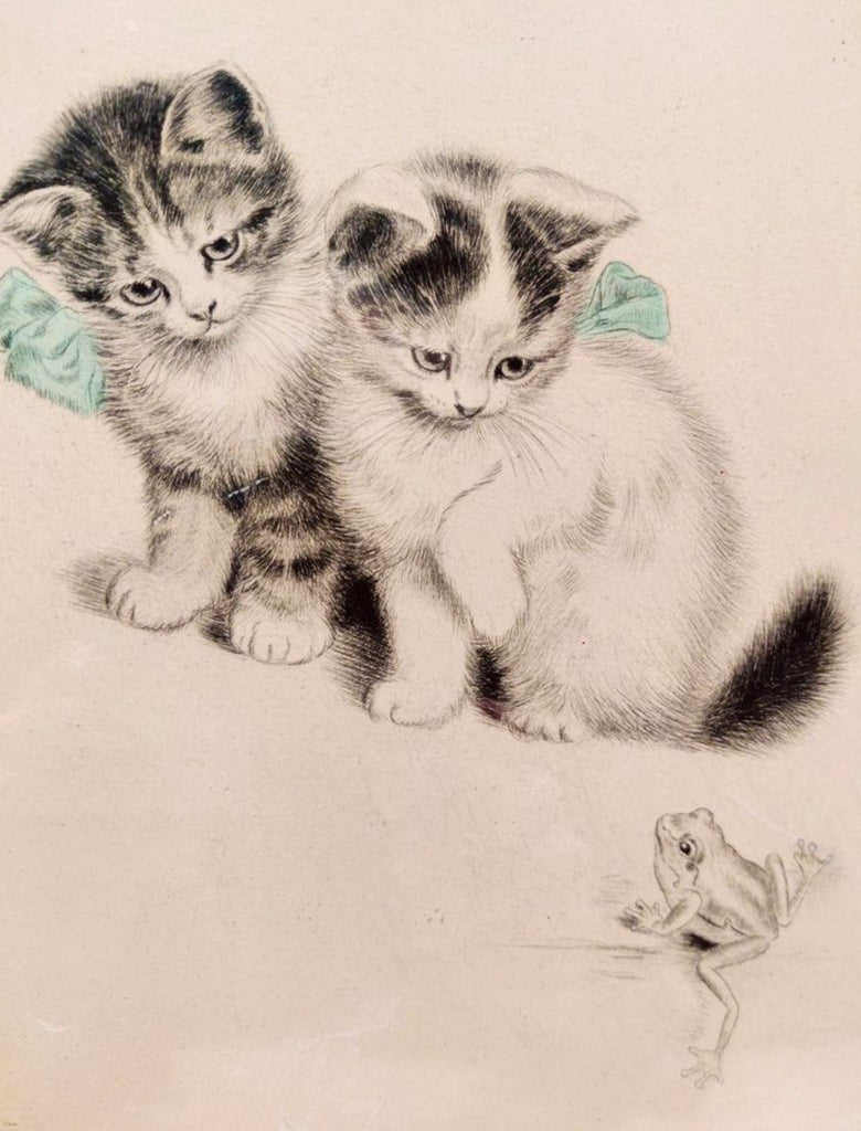 Bild zweier Katzen mit Schleife, die einen Frosch anschauen