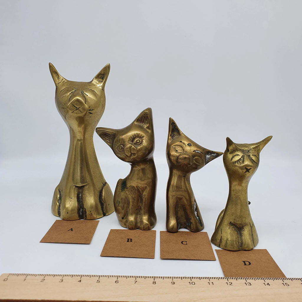 Sitzende Messing-Katzen mit spitzen Ohren, 4 Varianten Sir Mittens