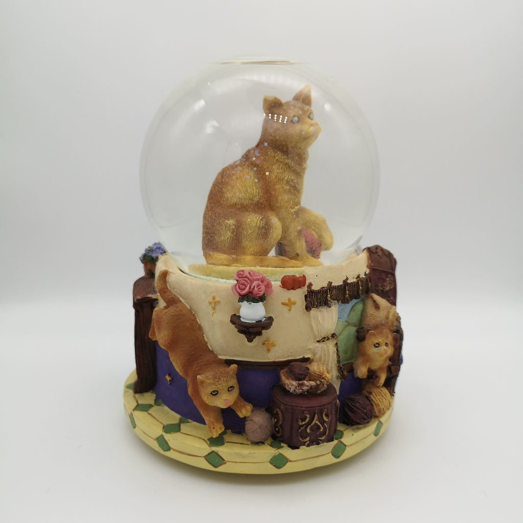 Spieluhr in Form einer Schneekugel mit Katzen