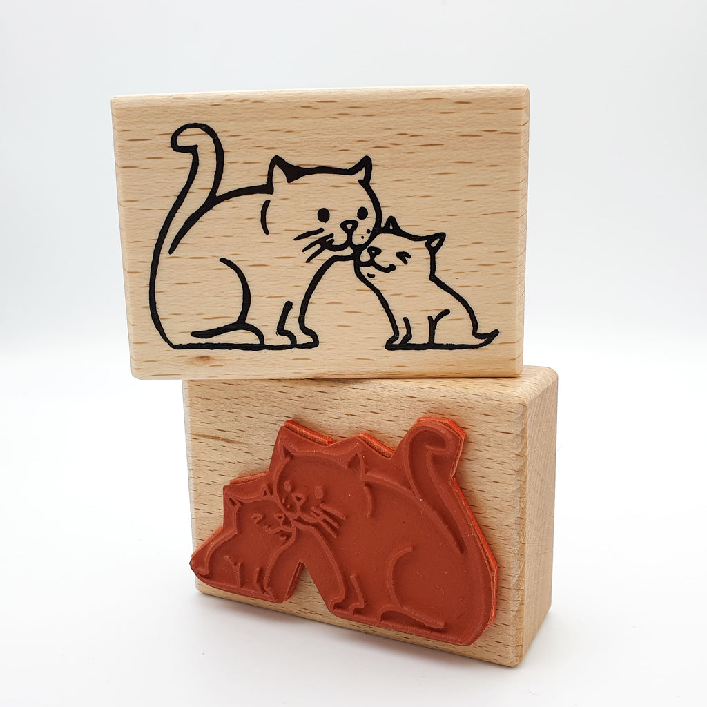 Stempel aus rotem Gummi mit dem Motiv einer kleinen und einer großen Katze