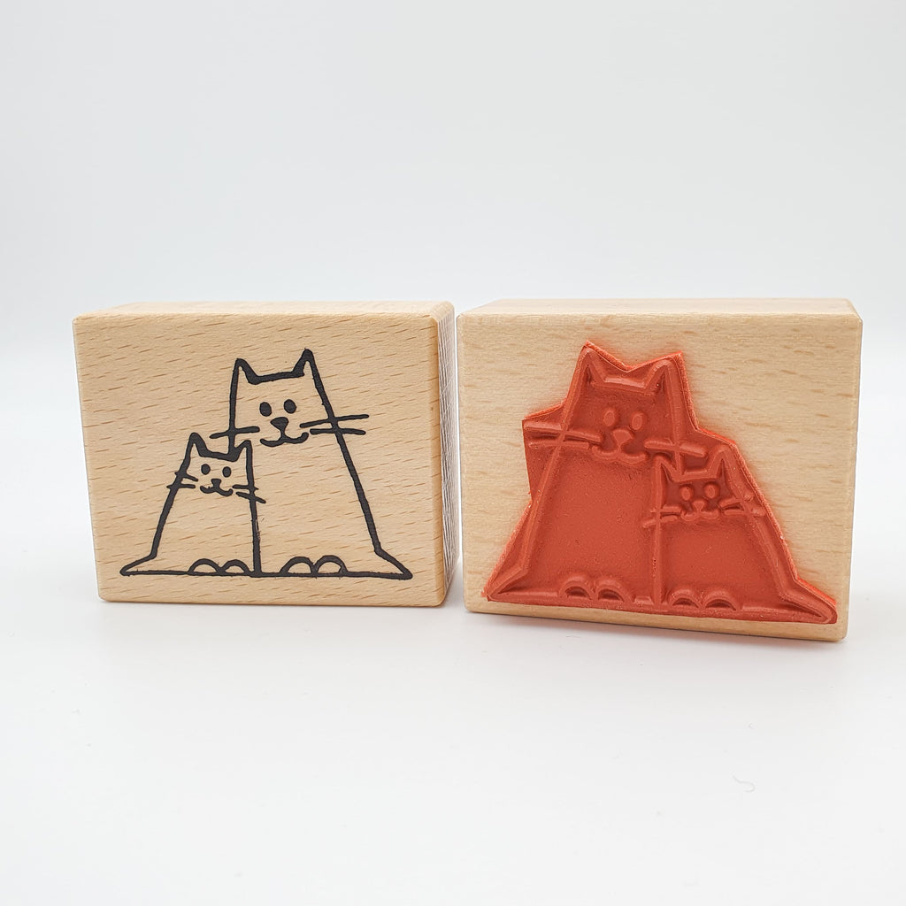 Stempel aus rotem Gummi mit dem Motiv einer kleinen und einen großen Katze