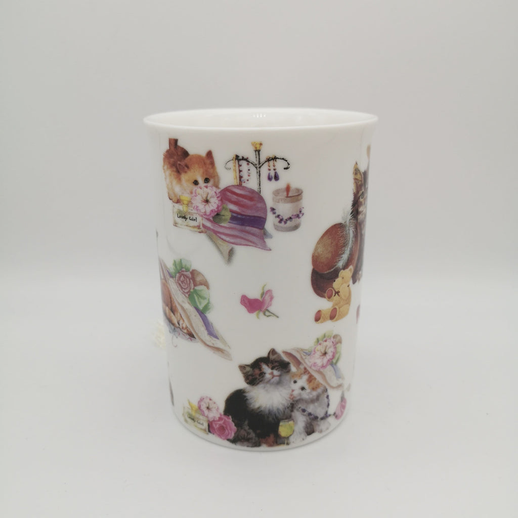Porzellan-Tasse mit Katzenmotiven