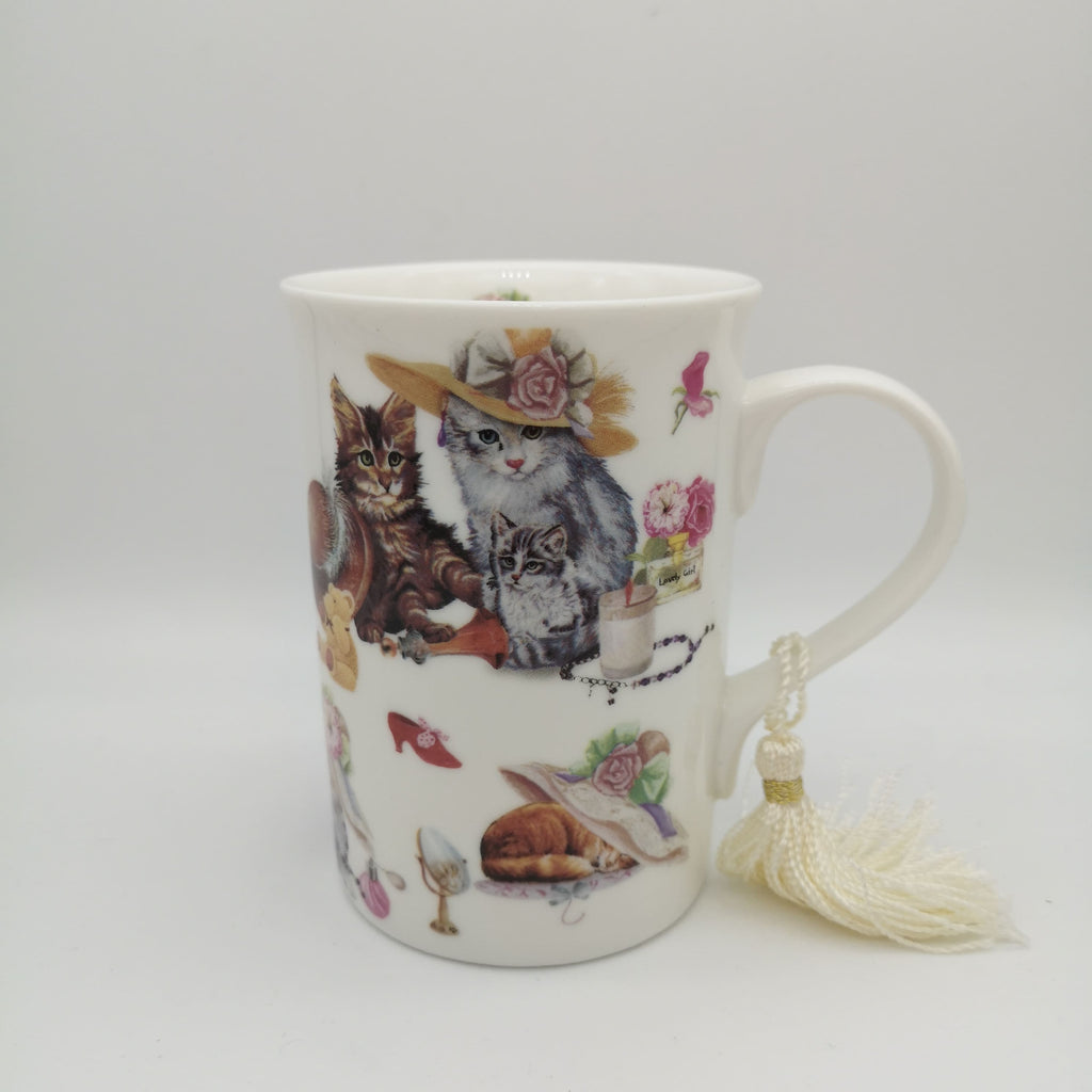Porzellan-Tasse mit Katzenmotiven