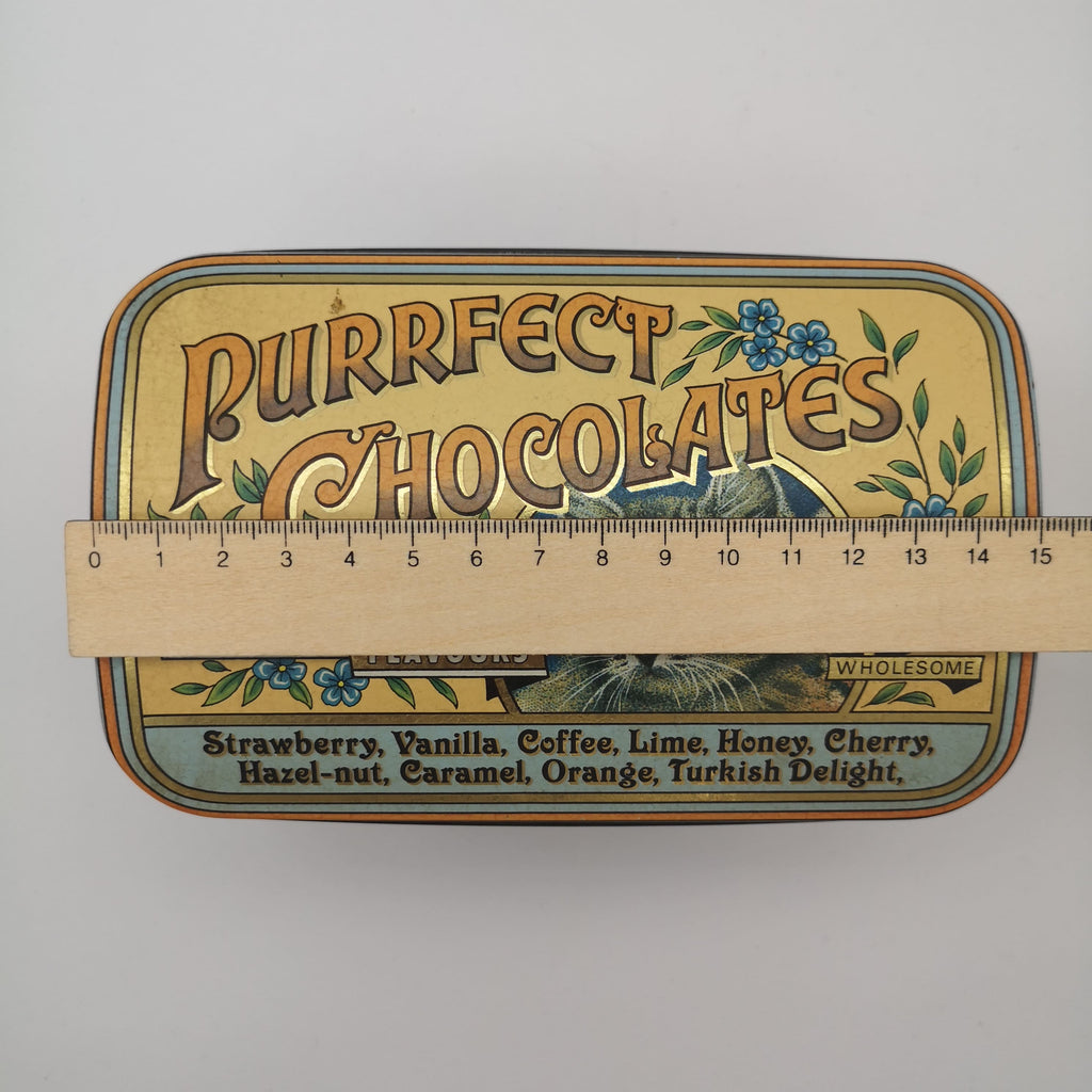 Vintage-Blechdose mit Katzenmotiven und dem Schriftzug Purrfect Chocolates