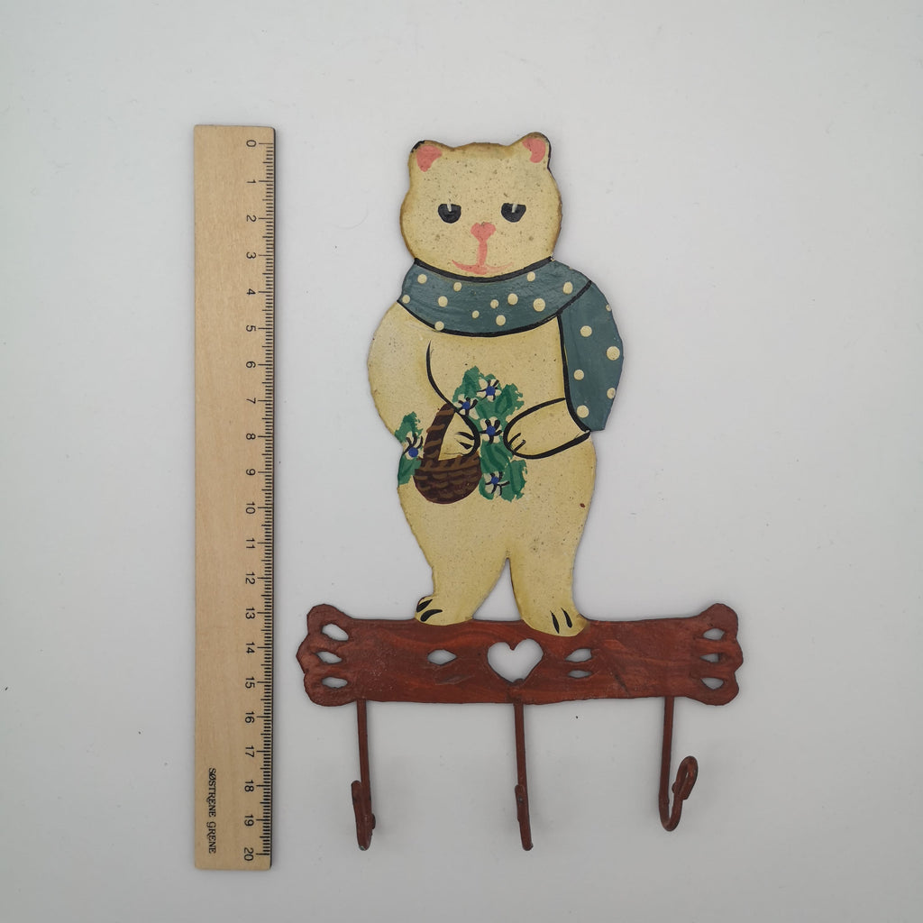 Vintage-Wandgarderobe aus Blech mit drei Haken und einer Katzenfigur, die einen Schal trägt