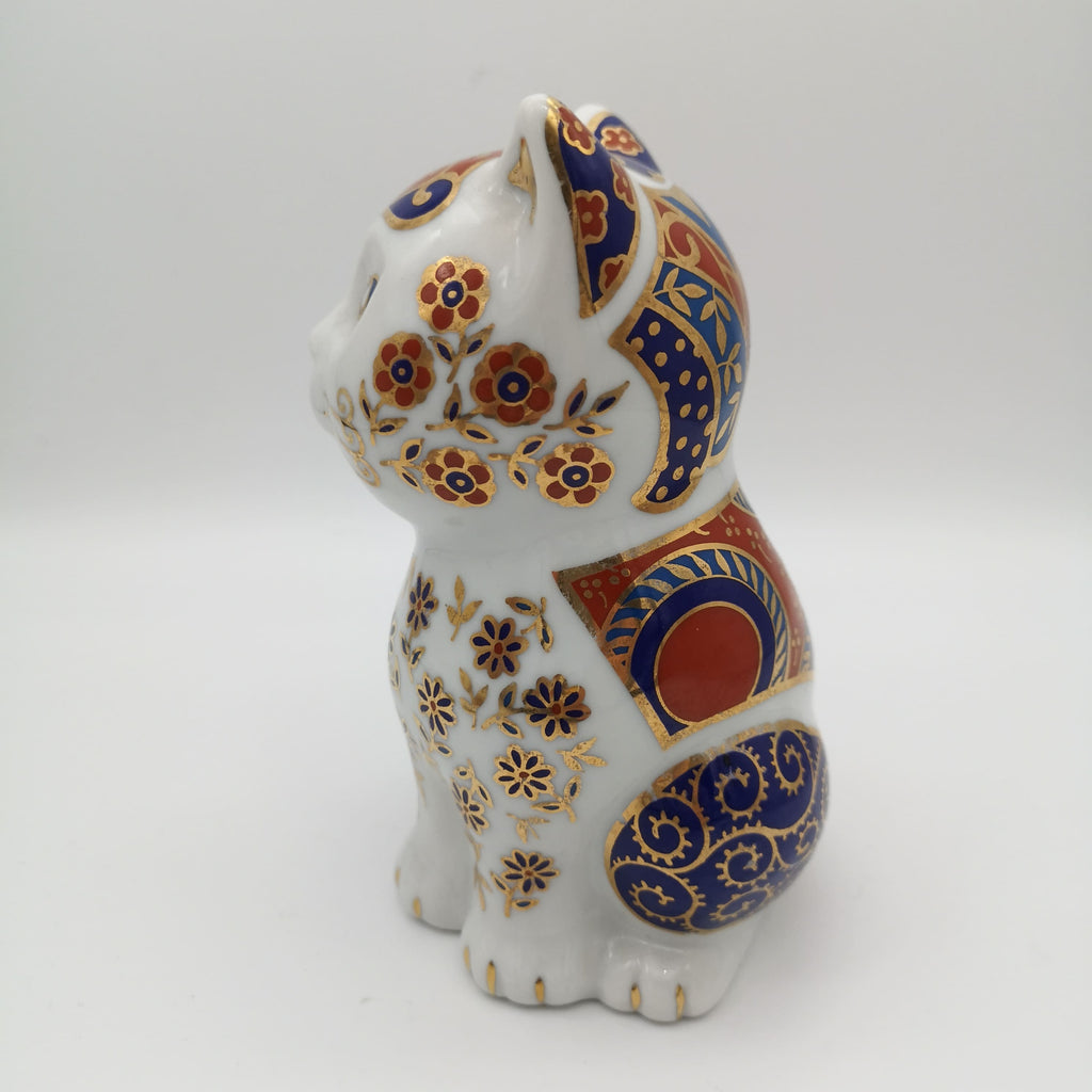 Porzellan-Katzenfigur verziert mit floralen und geometrischen Mustern