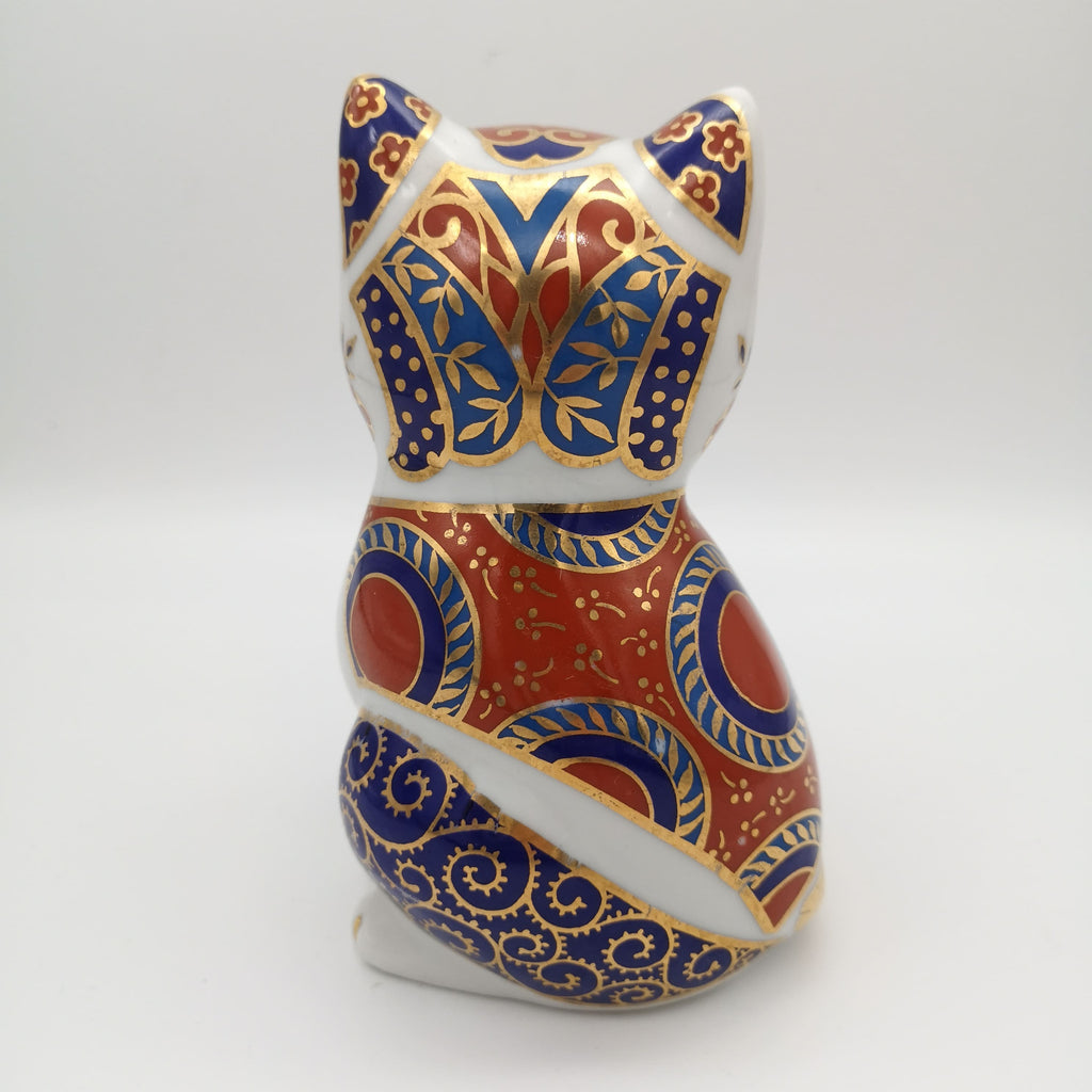 Porzellan-Katzenfigur verziert mit floralen und geometrischen Mustern