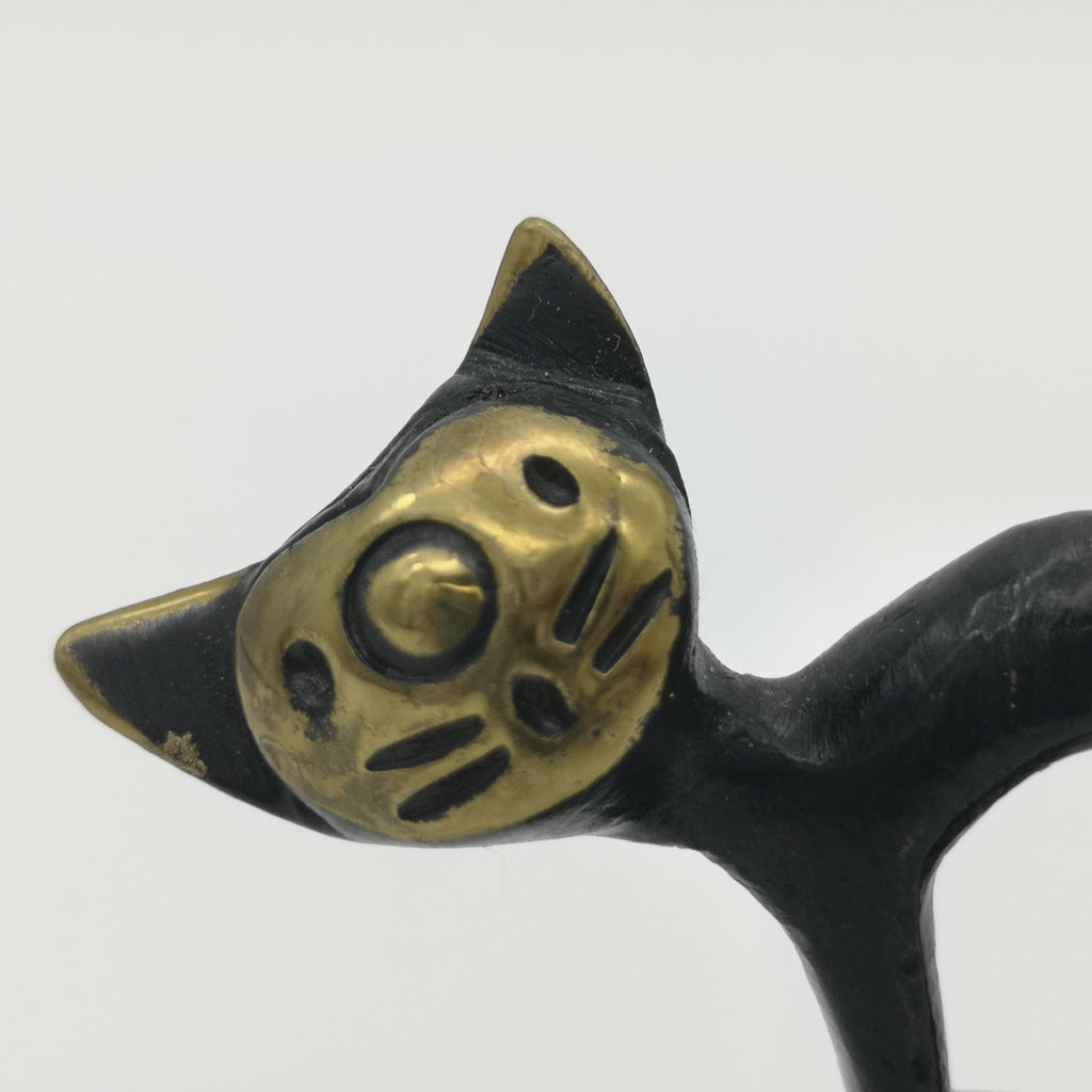 Detailansicht Gesicht: gold-schwarzer Ringhalter in Form einer Katze