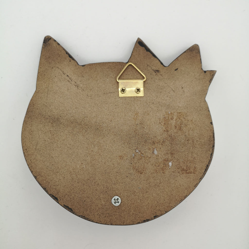 Rückseite eines Wandhakens in Form eines Katzenkopfes