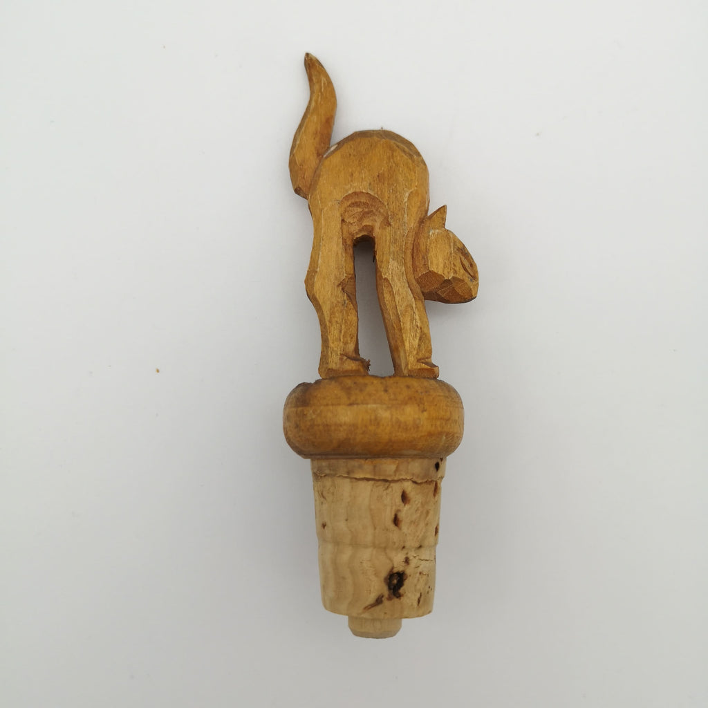Zierkorken aus Holz mit einer buckelnden Katzenfigur