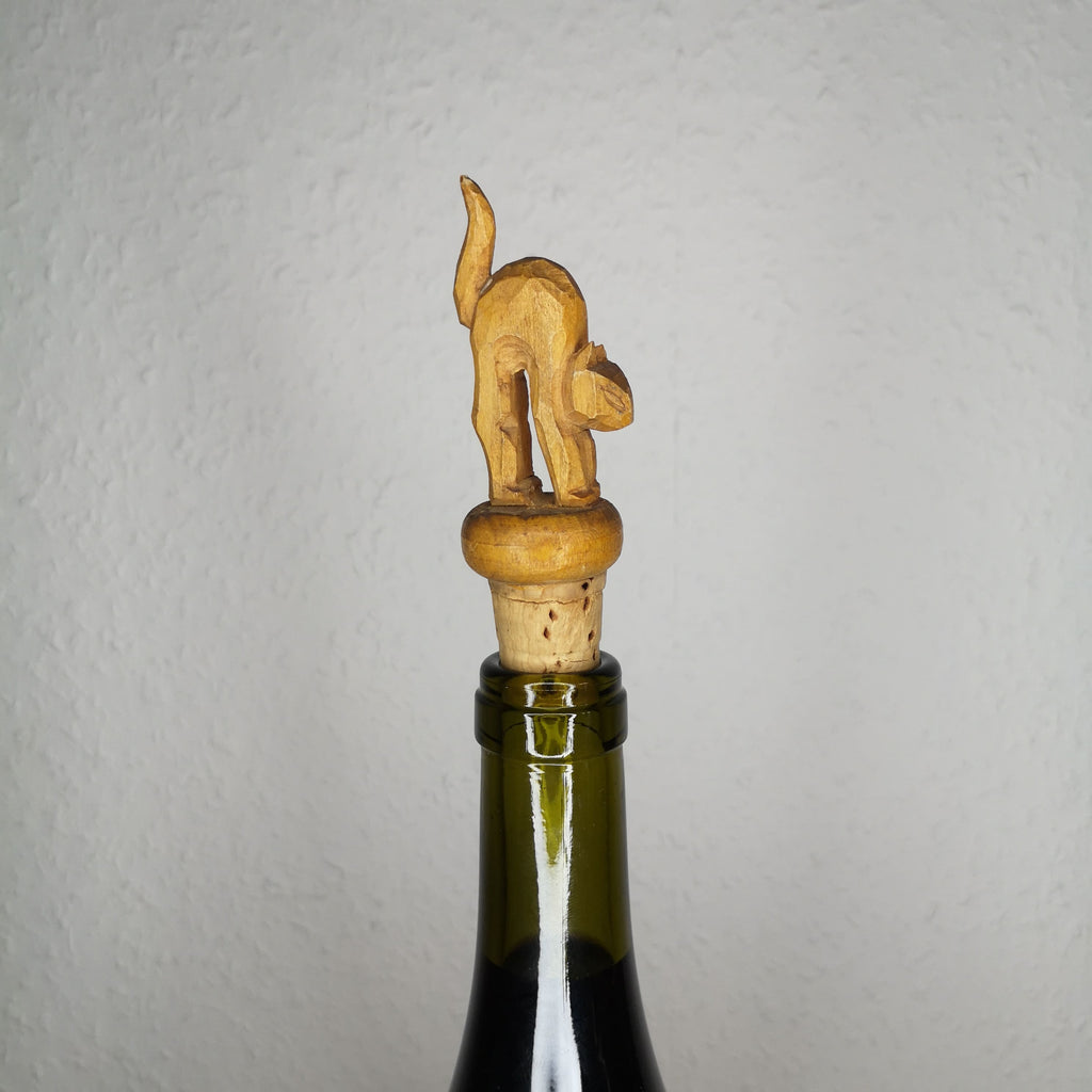 Zierkorken aus Holz mit einer buckelnden Katzenfigur auf einer Flasche