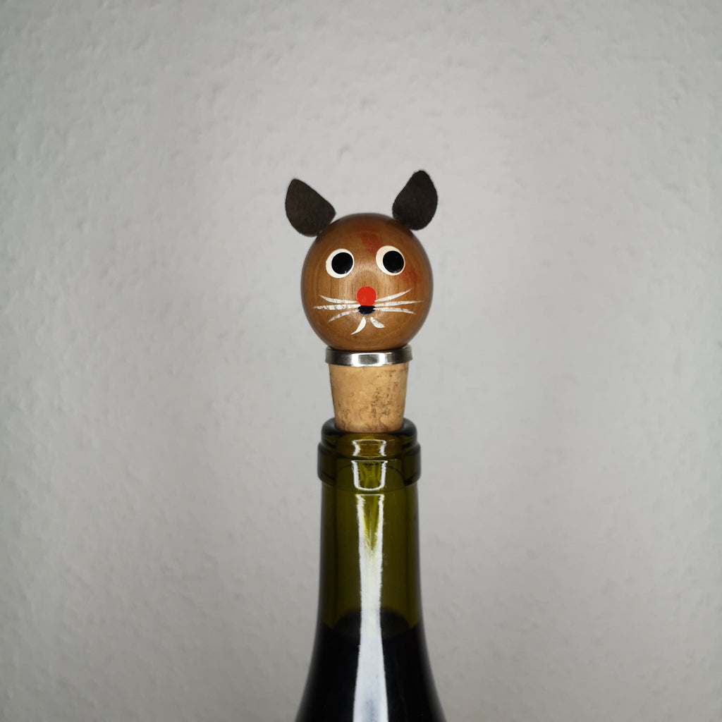 Zierkorken aus Holz in Form eines Katzenkopfes mit Lederohren auf einer Flasche
