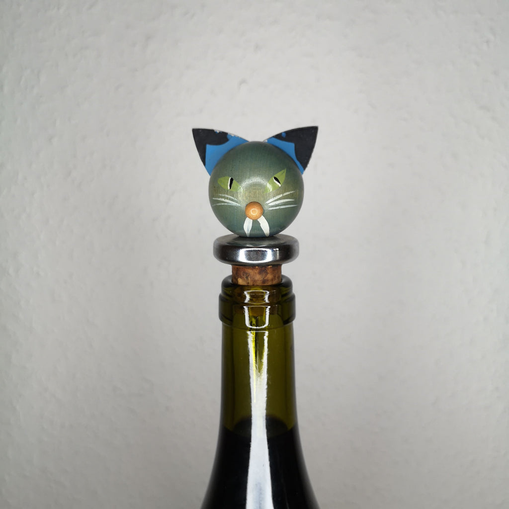 Zierkorken und Ausgießer mit einem Katzenkopf auf einer Flasche