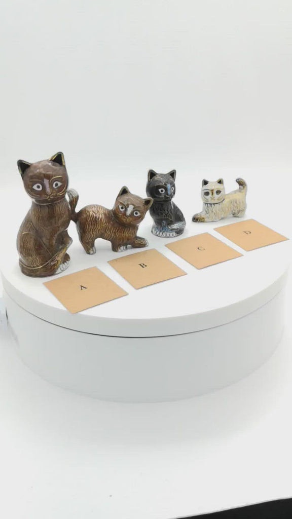 vier Cloisonné-Katzenfiguren