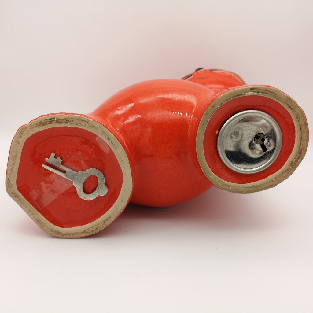 Unterseite mit Schlüssel und Öffnung von: Rote Spardose aus Keramik in Katzenform